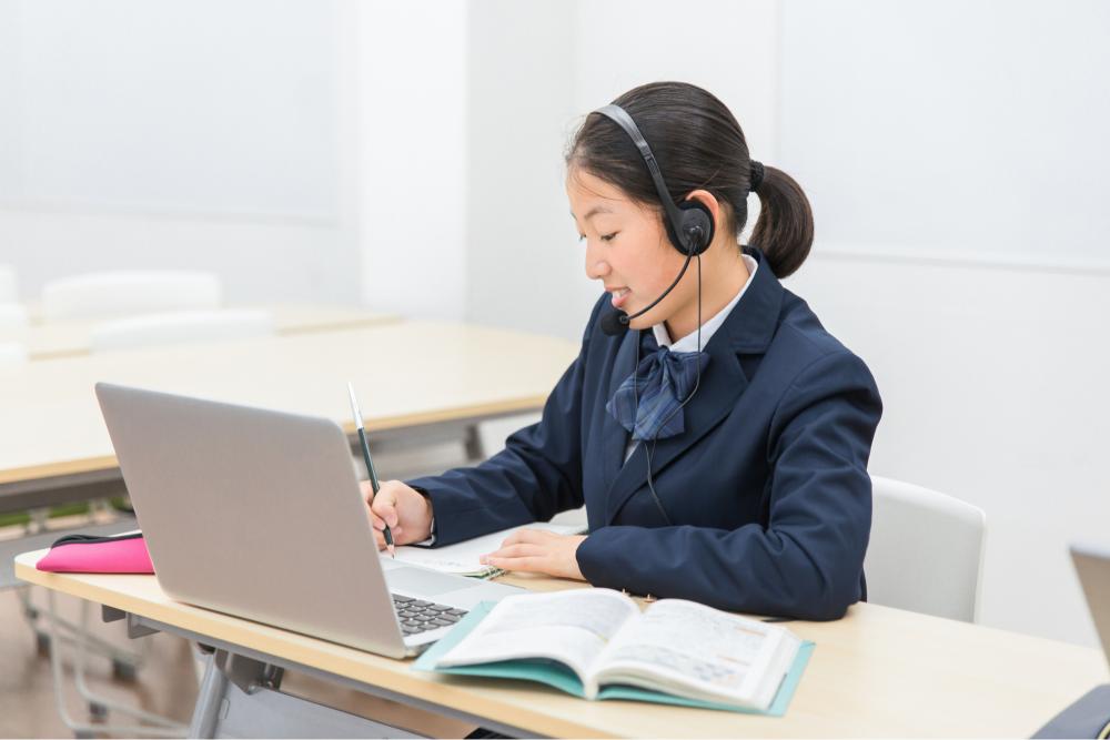 リスニングしながら勉強する中学生
