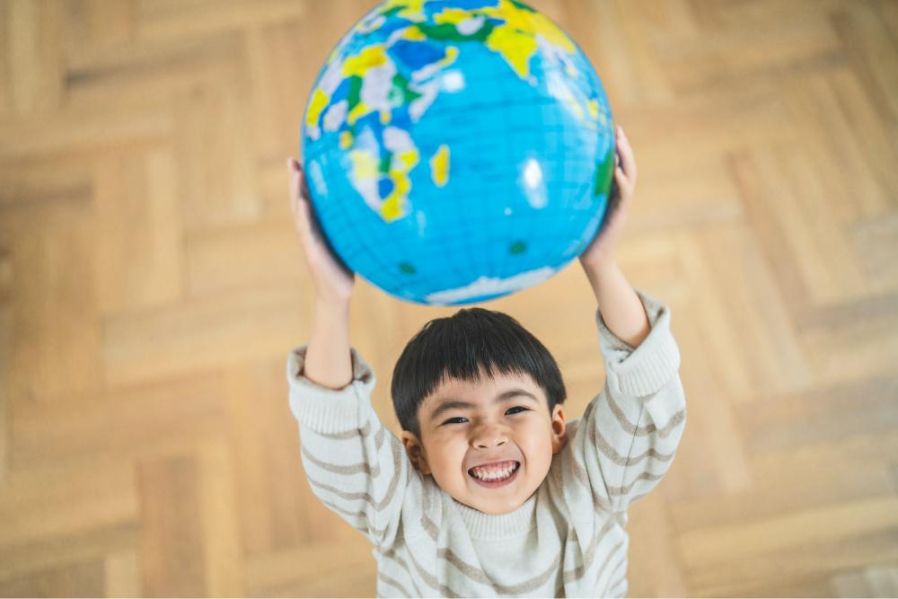 地球儀を持つ男の子