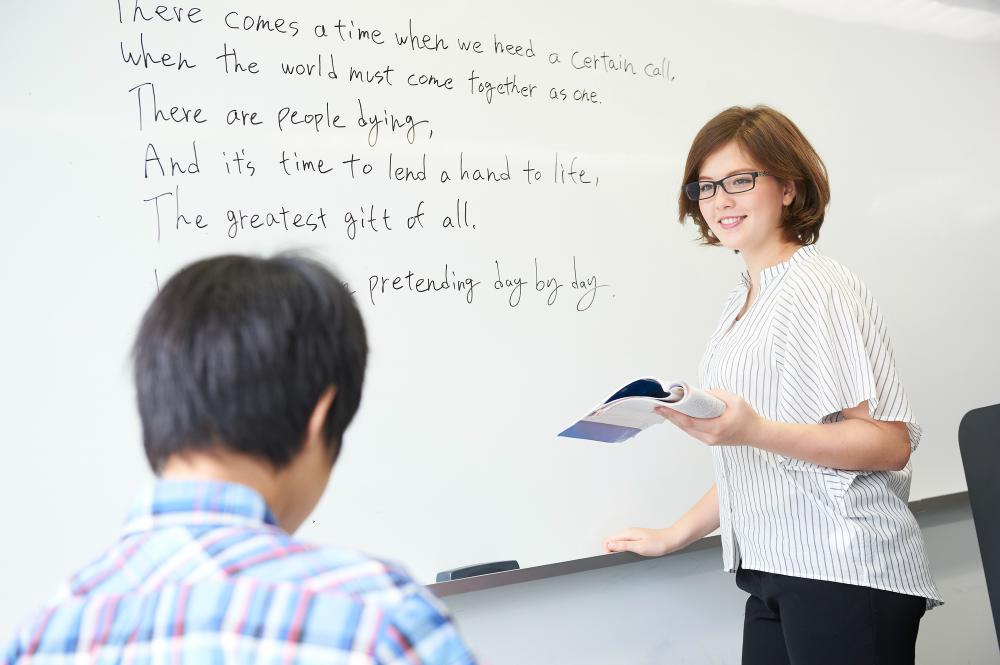 英語を教えている先生