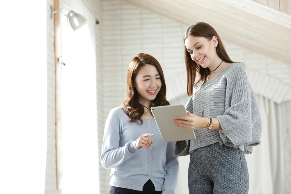 ネイティブに会話する女性
