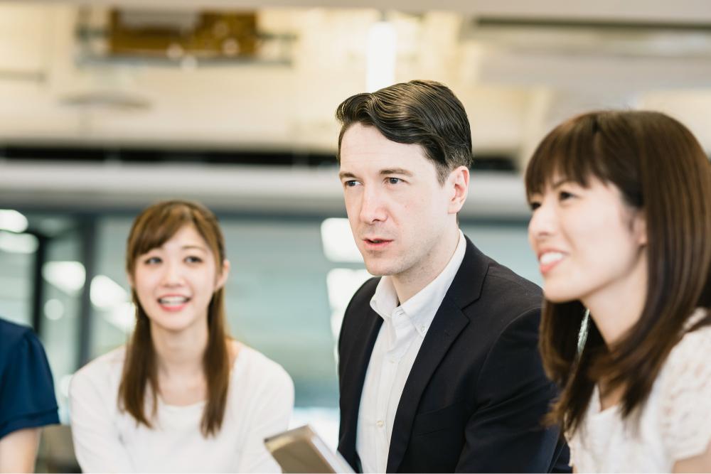 英語でコミュニケーションを取る様子