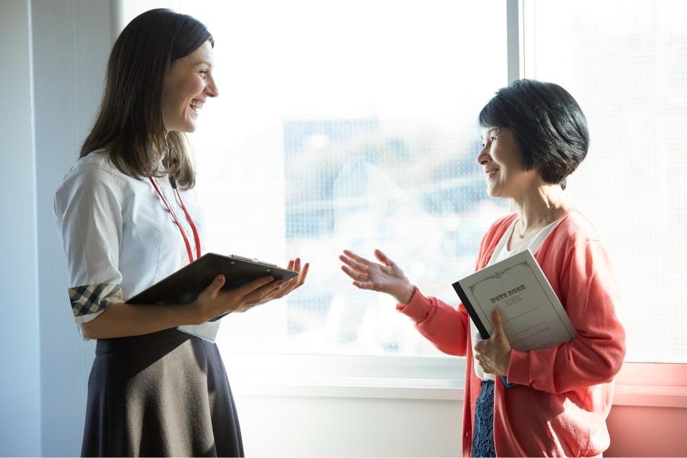 英語で会話するシニア女性