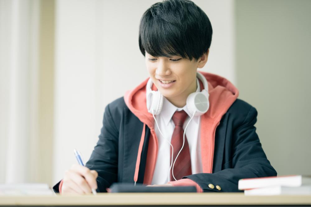 勉強をする男子学生