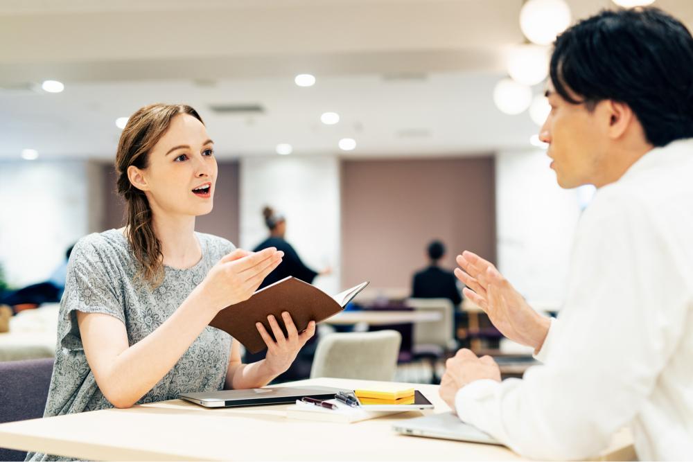 英会話をする様子