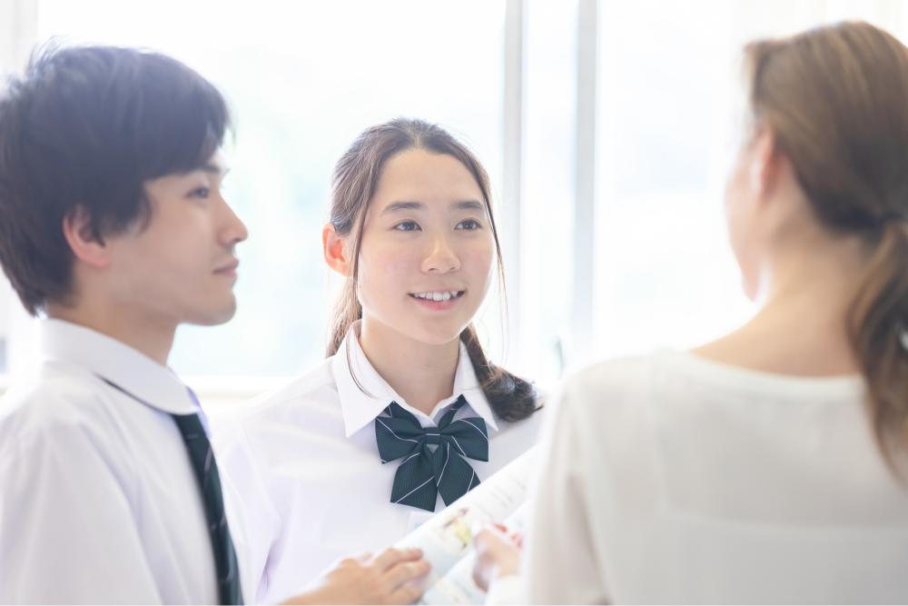 英語で会話する学生