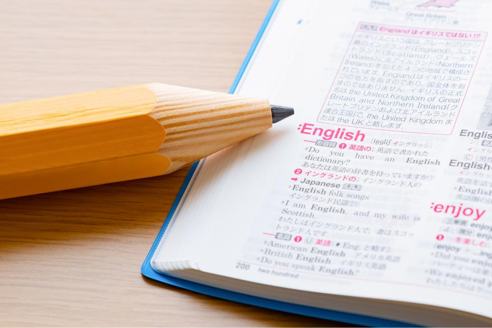 英語の辞書と鉛筆