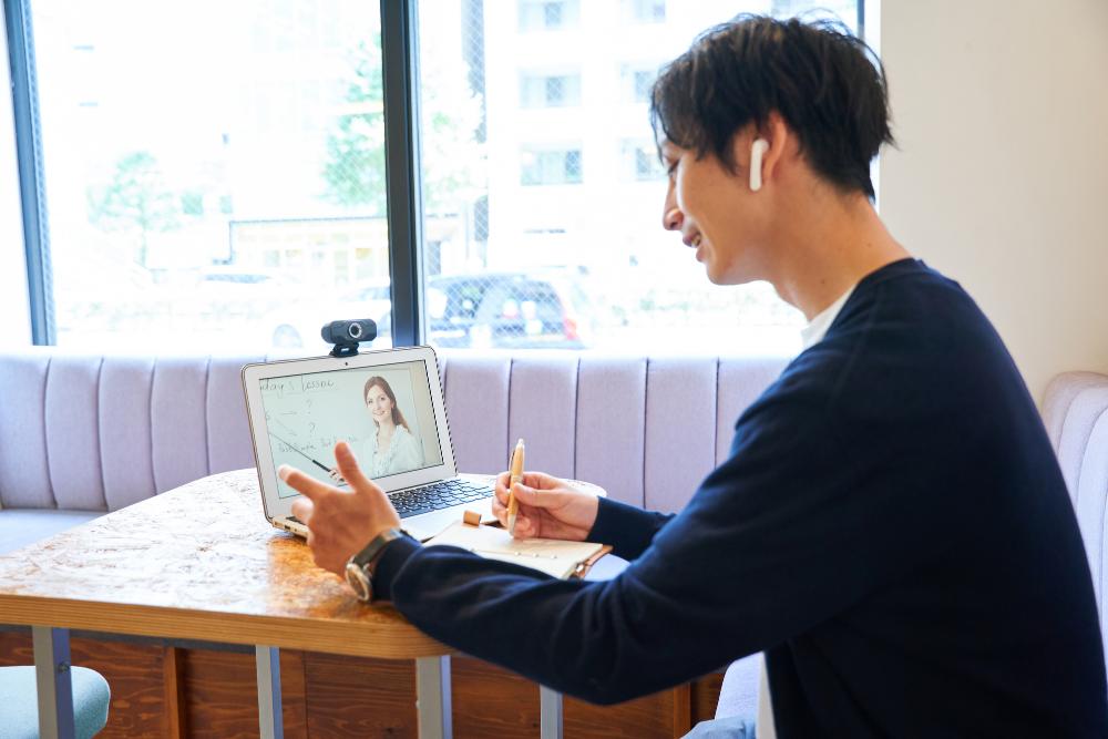 オンライン英会話をする男性