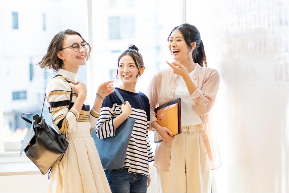 留学先で会話する女性