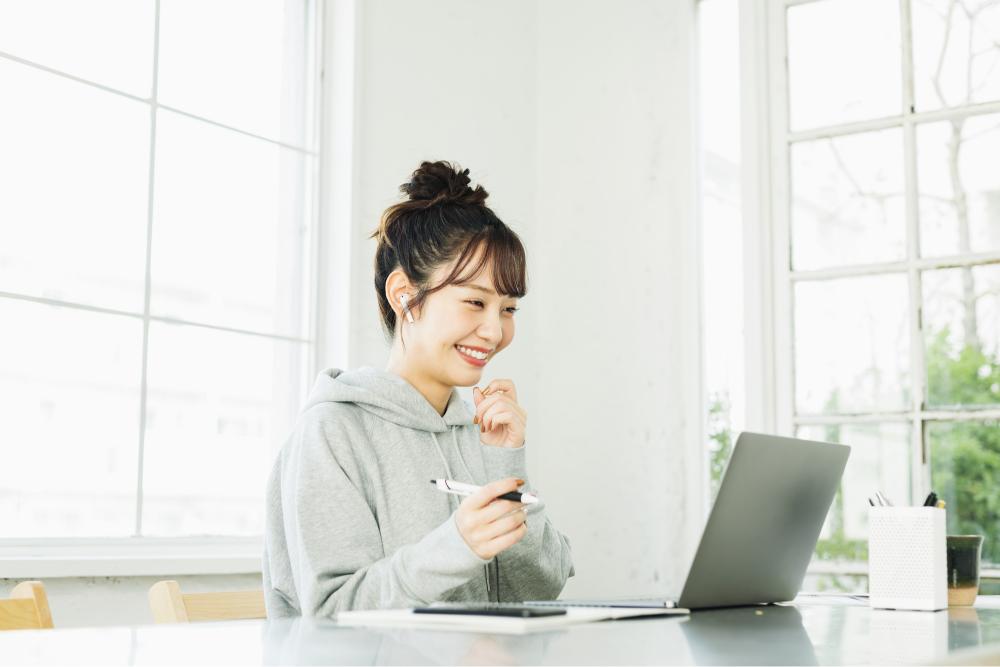 動画を見ながら英語を勉強する女性