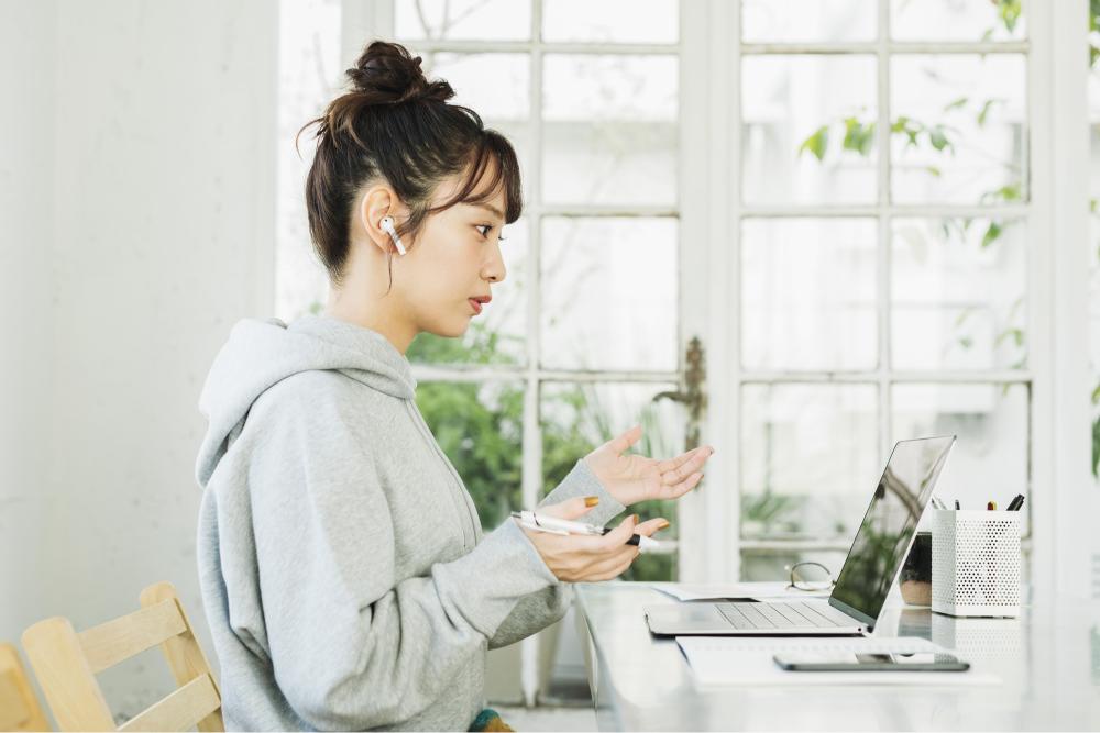 オンラインで英会話をする人