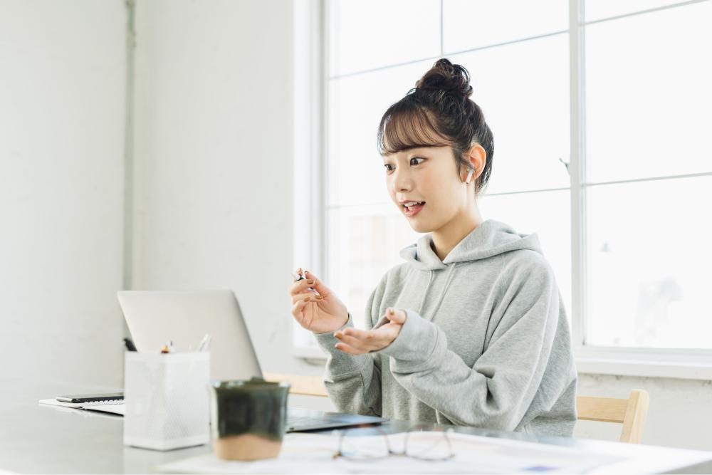 英単語を話す女性