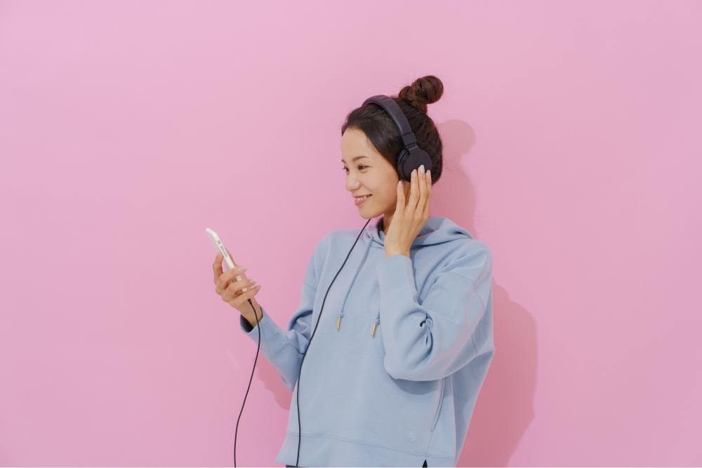 英語を聞く女性