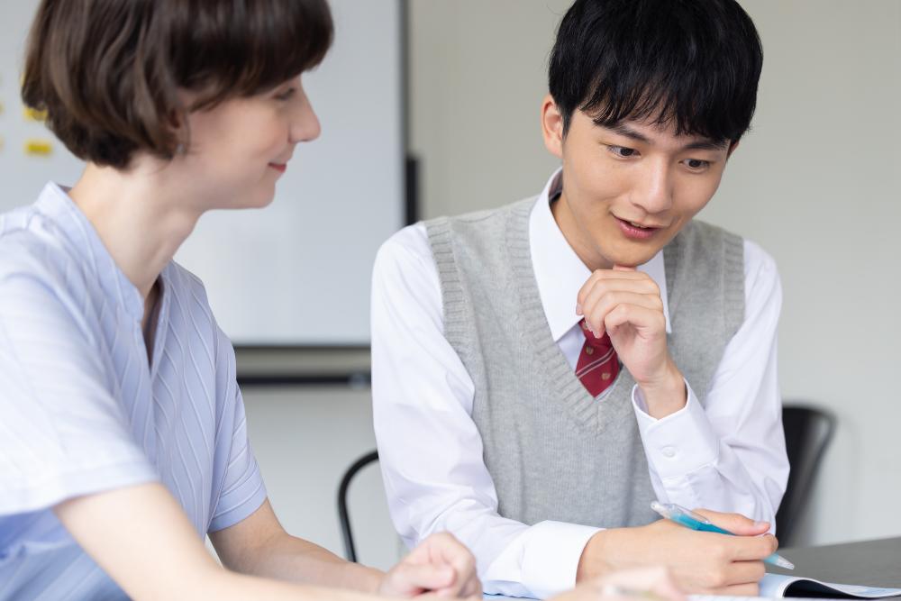 英語を教わる高校生