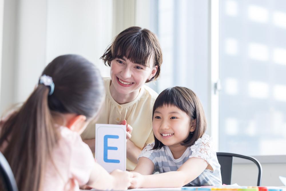 英会話教室で会話する子供と先生