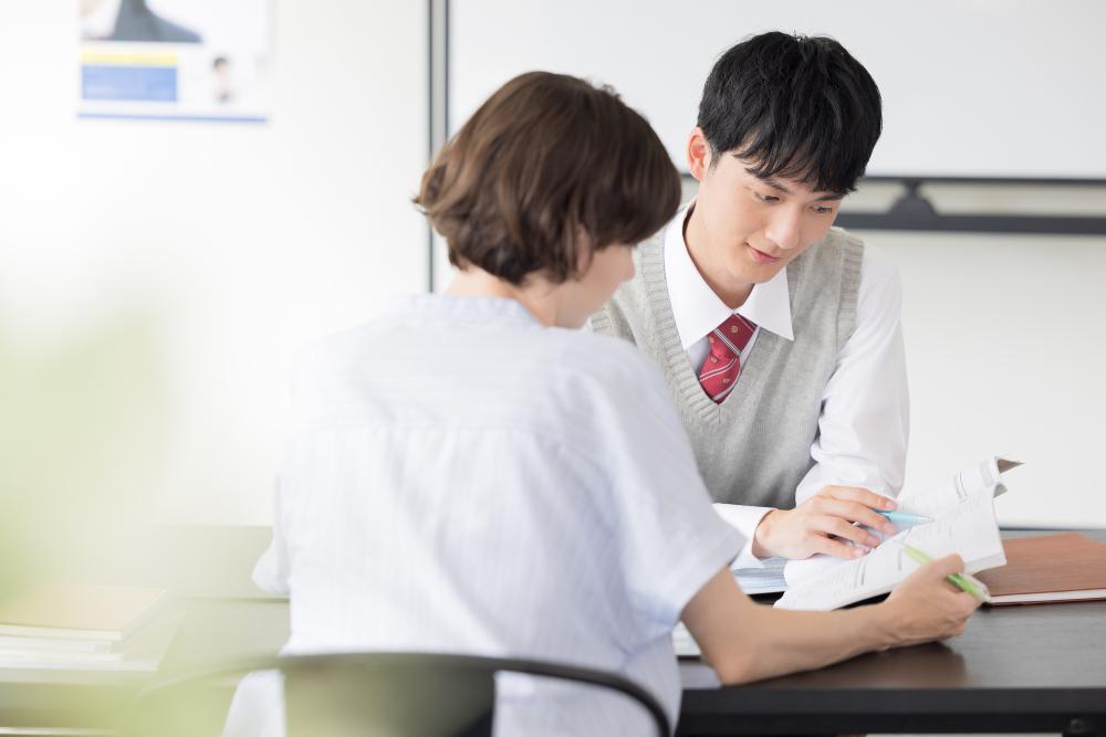 英語を教わる高校生