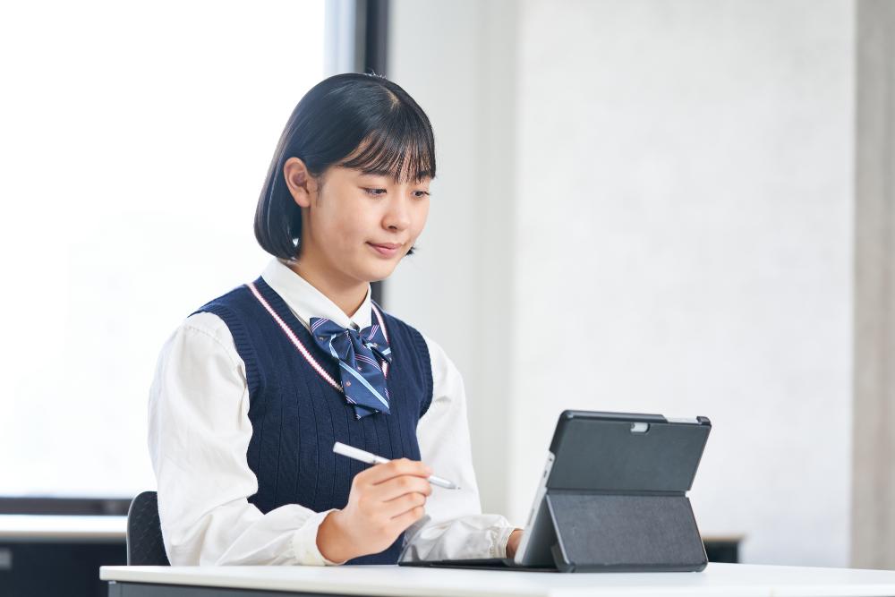 勉強する女子高生