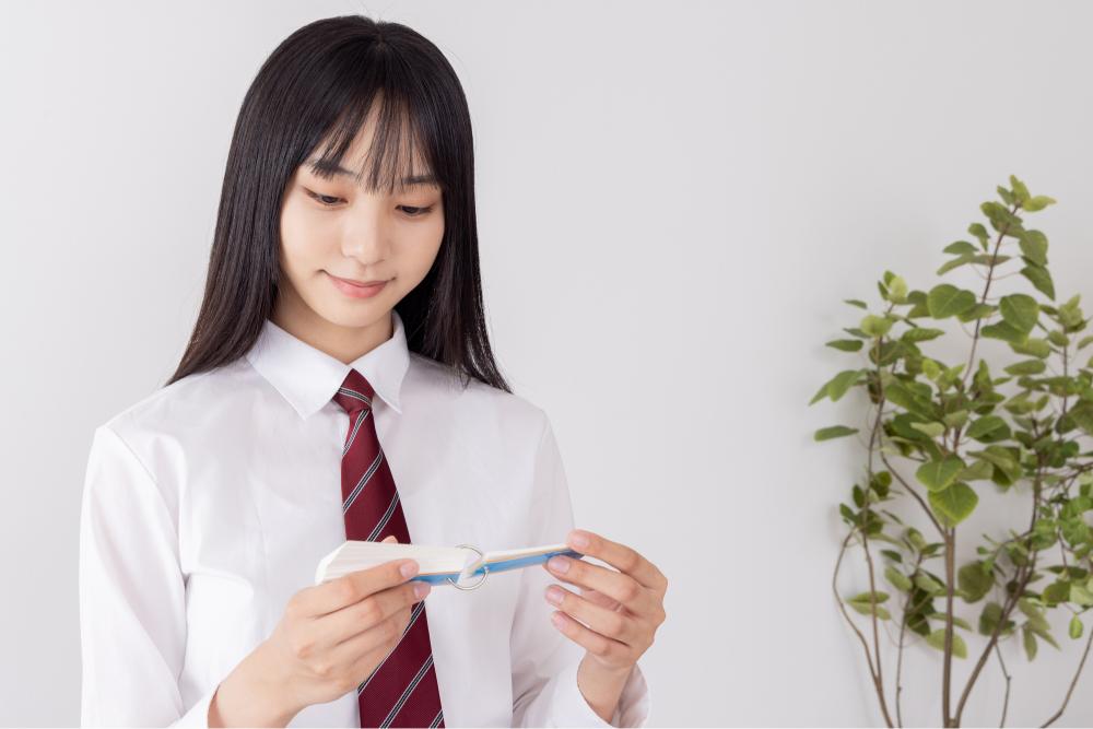 英単語を覚える高校生