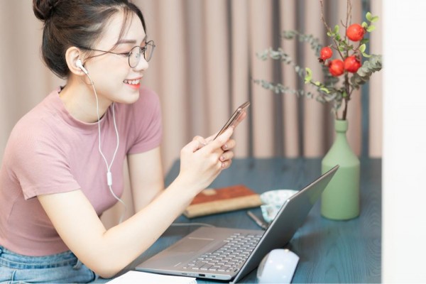 聞き流しは英語学習に効果的？リスニング力を高める4つのコツとはサムネイル